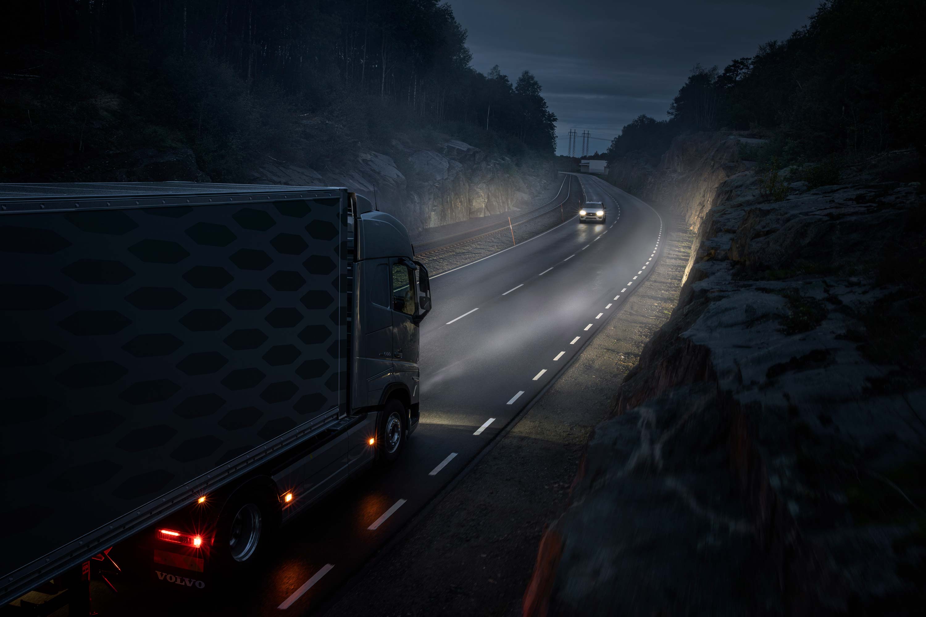 Udforsk det adaptive fjernlys Volvo Trucks